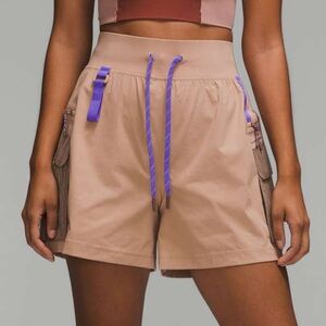 Lululemon Multi-Pocket Cargo High-Rise Hiking Short Sz 10/5"
In Pink Clay